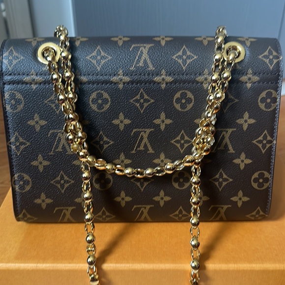 Louis Vuitton red Victorio handbag brand new excellent condition Authentic - Picture 4 of 7